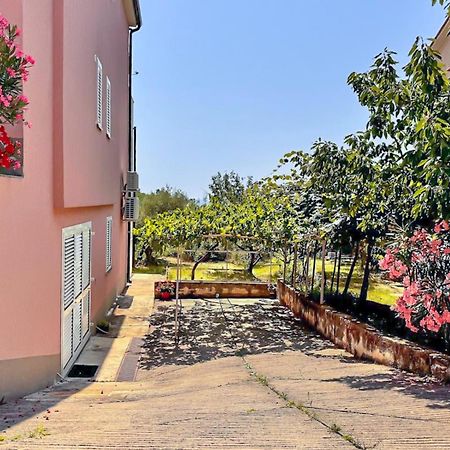 Studio Vesna With A Terrace And Sea View Рабац Екстериор снимка