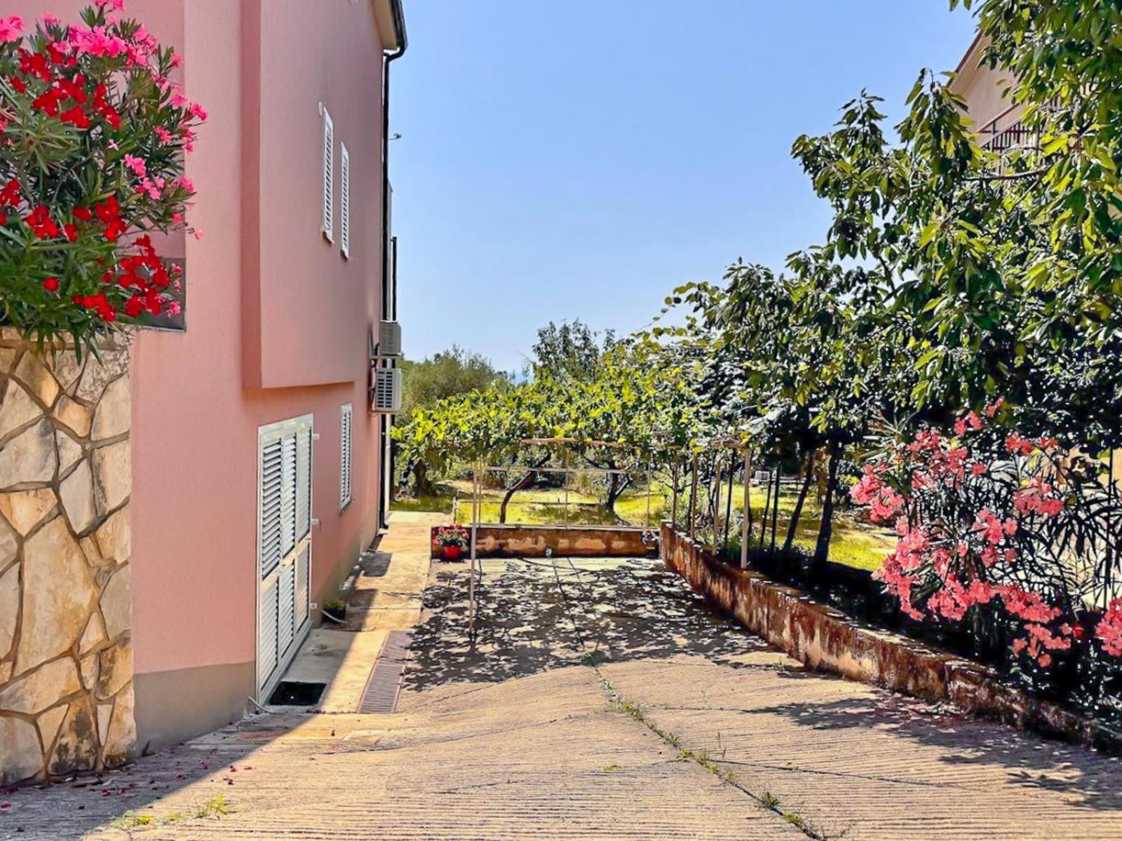 Studio Vesna With A Terrace And Sea View Рабац Екстериор снимка