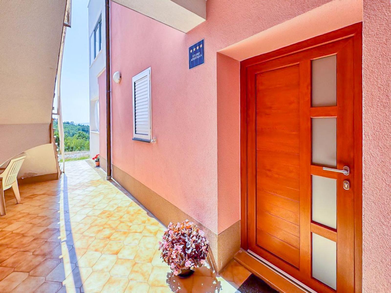 Studio Vesna With A Terrace And Sea View Рабац Екстериор снимка
