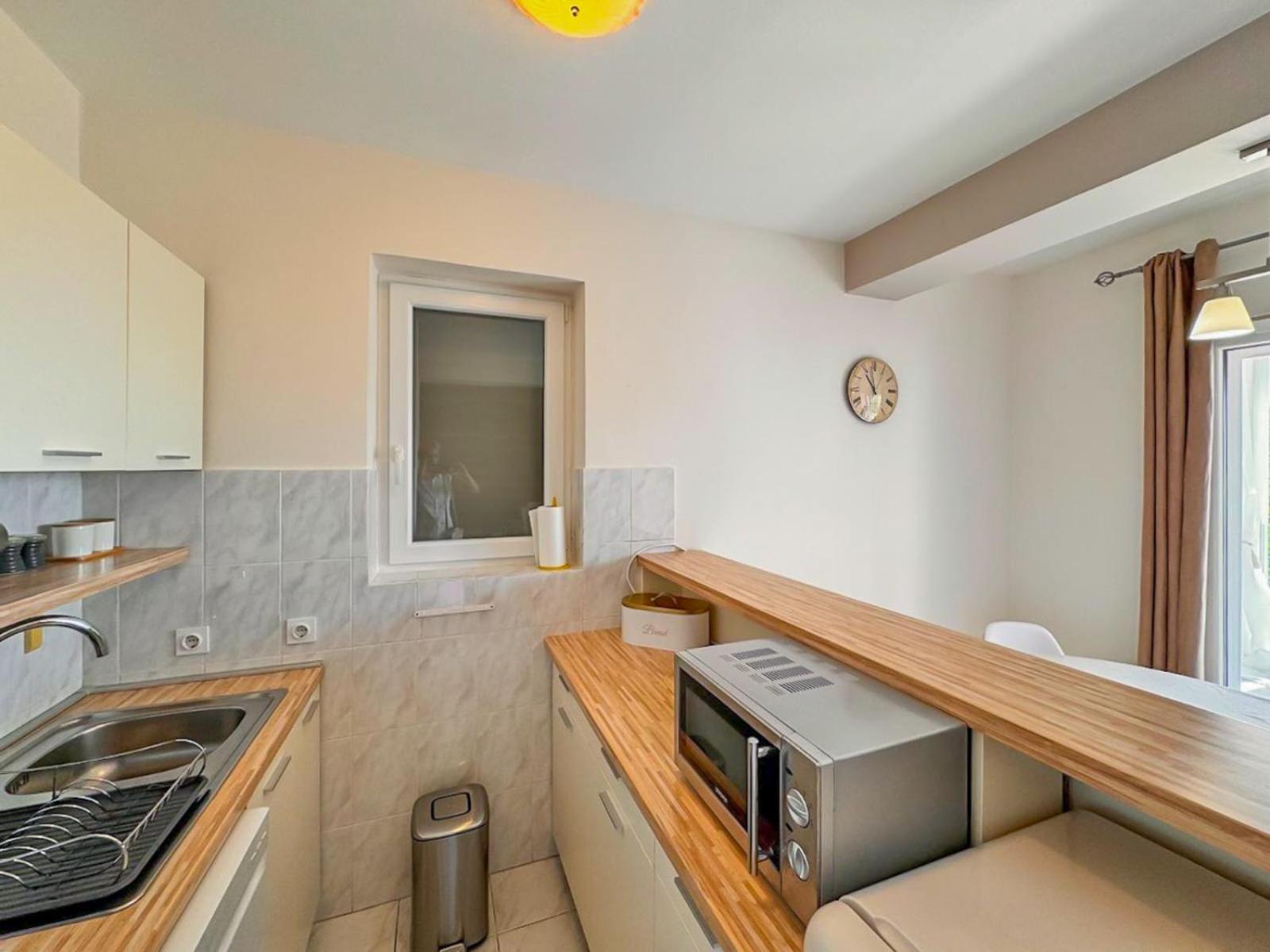 Studio Vesna With A Terrace And Sea View Рабац Екстериор снимка