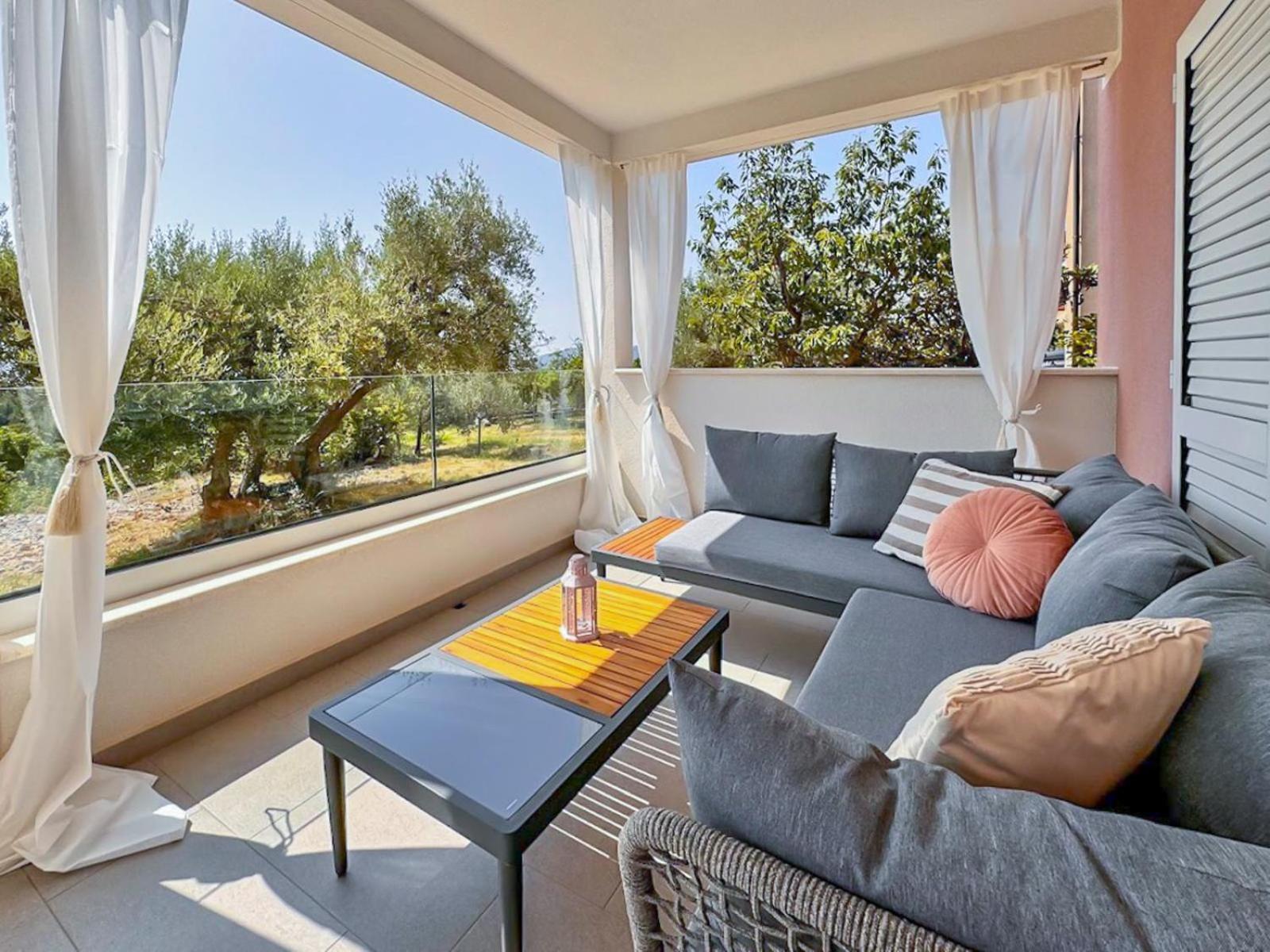 Studio Vesna With A Terrace And Sea View Рабац Екстериор снимка